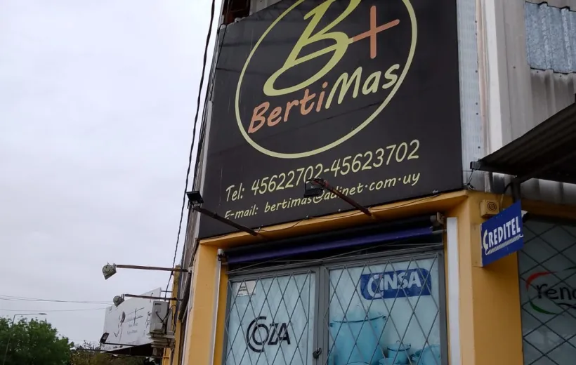 Estamos en calle Rincón 1901 esq. Arizti. la esquina más completa de Fray Bentos.